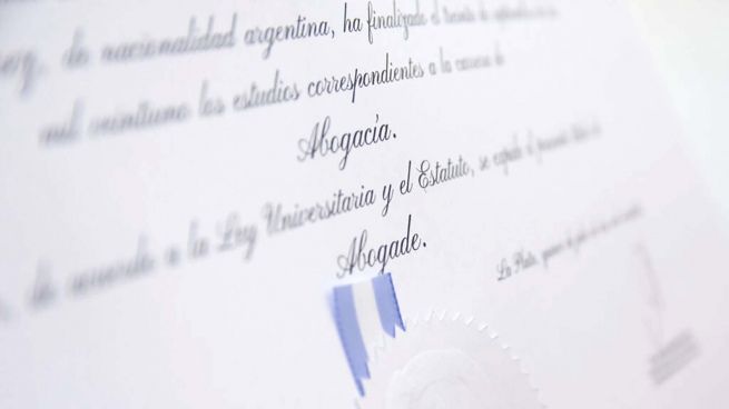 ¡Felicitaciones, Abogade! Se entregaron los primeros diplomas no binarios