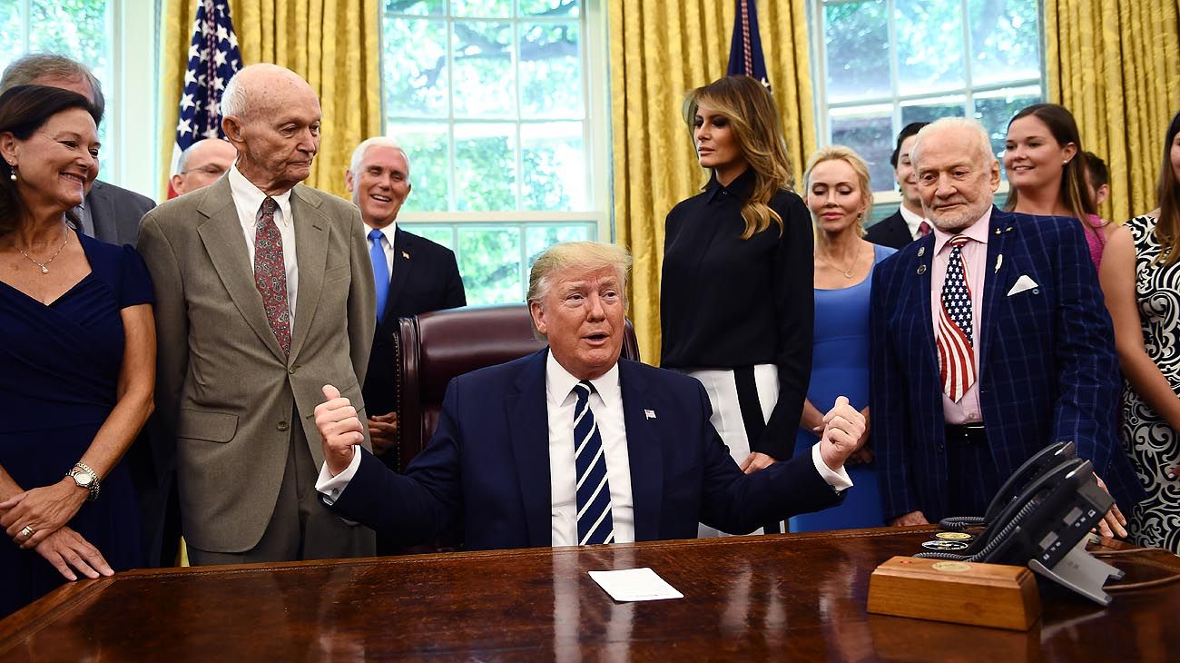 Trump homenajeó a los astronautas que en 1969 lograron la gran hazaña