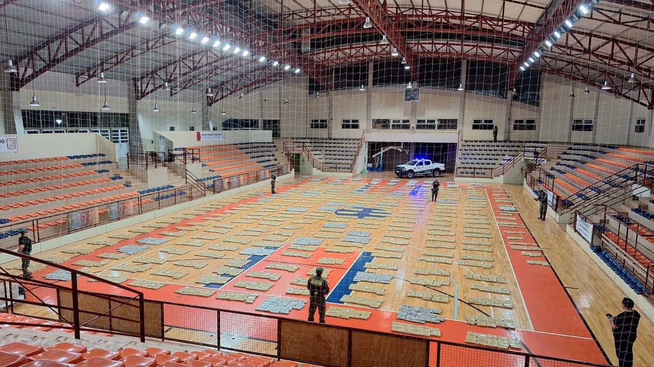Impactante operativo con un Polideportivo lleno de marihuana