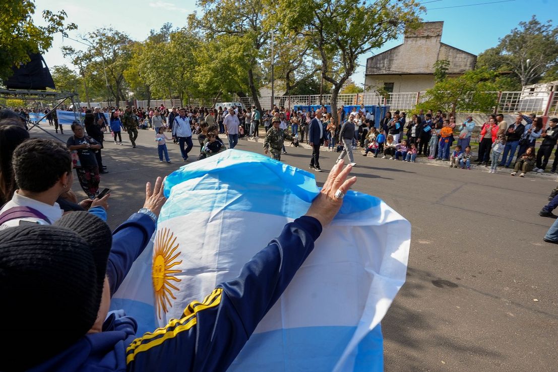 Cortes de tránsito y chocolate patrio: cómo será el desfile del 25 de Mayo en la costanera