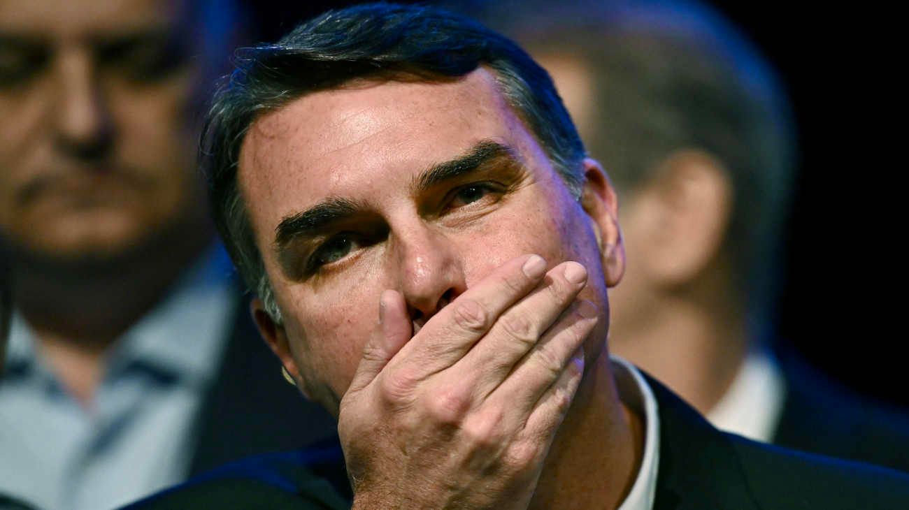 “Perder una elección no es motivo de asilo”: el debate que abrió Flávio Bolsonaro en Washington