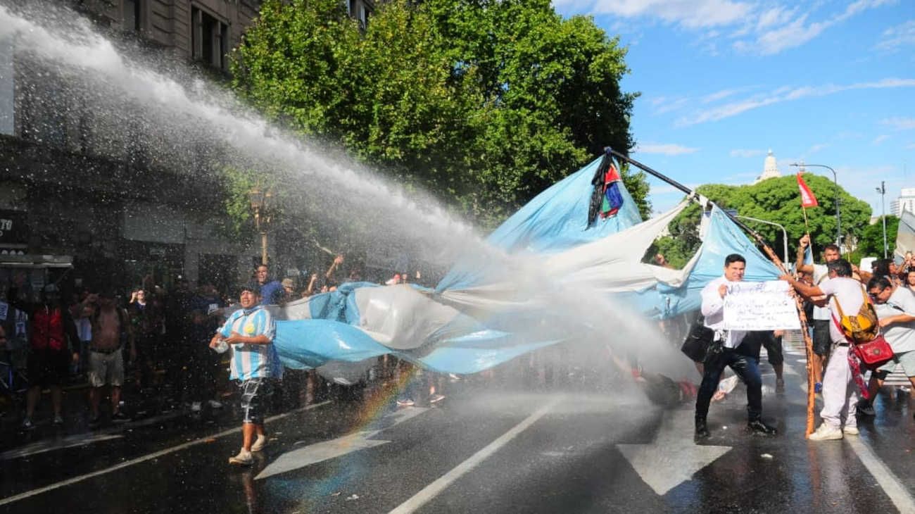 Disturbios ante el Congreso: manifestantes derribaron vallas, hubo balas de goma y 8 detenidos