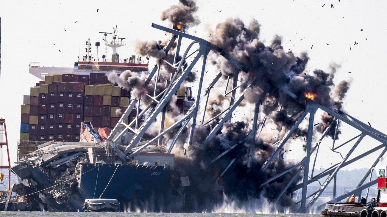 La demolición del puente de Baltimore: el barco que lo chocó seguía en el lugar