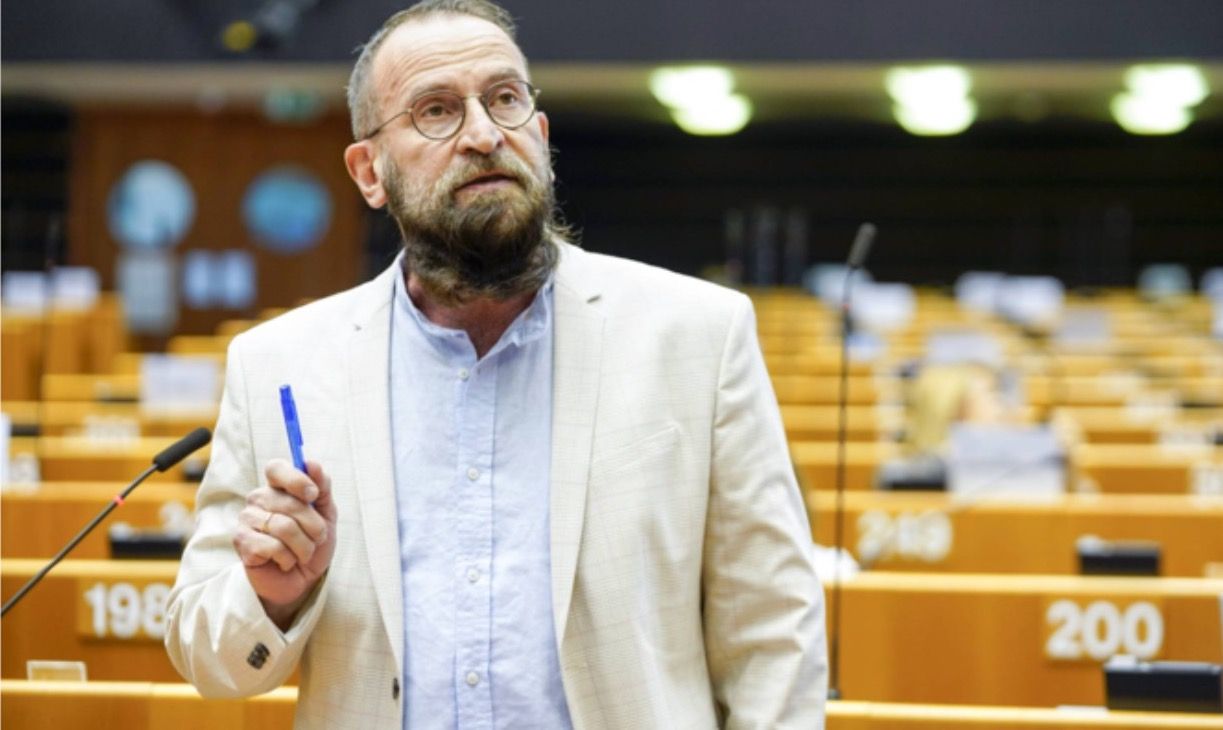 Una orgía, drogas y fallida fuga apuraron la renuncia de un eurodiputado ultraconservador