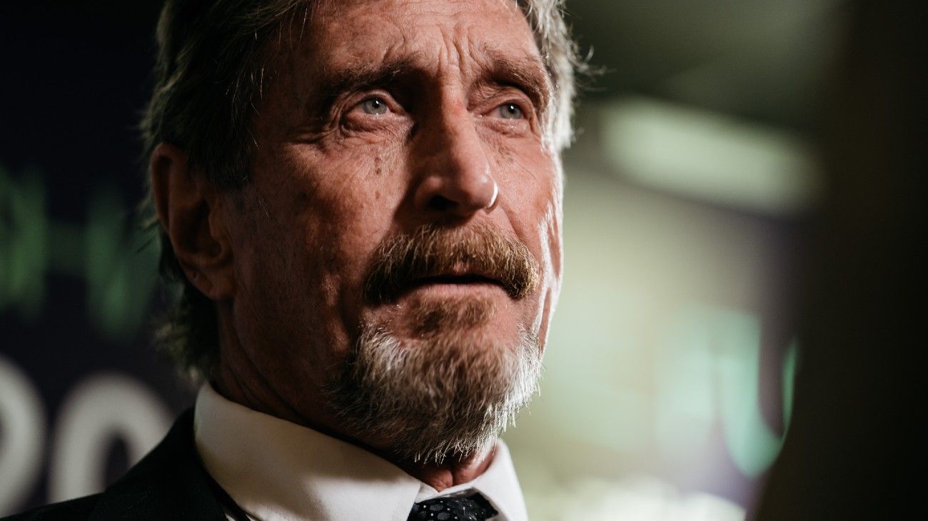 El creador del antivirus McAfee apareció muerto en prisión antes de ser extraditado a Estados Unidos