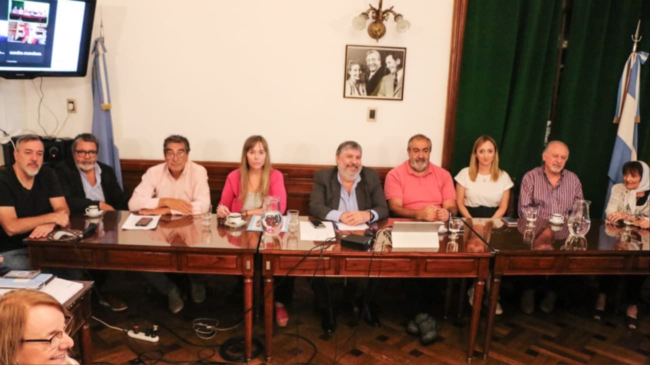 La CGT se reunió con senadores peronistas para afinar la estrategia contra el DNU de Milei