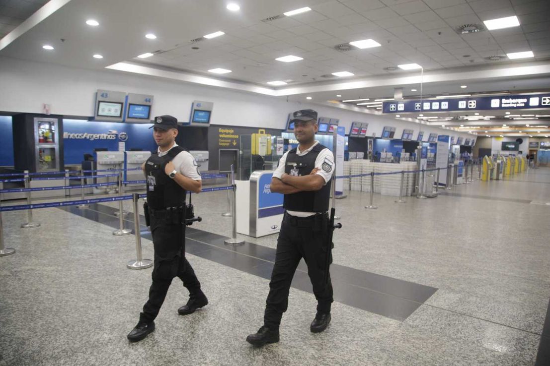 Sindicatos del transporte inician un paro que dejará al país sin servicio de trenes, subtes y aviones