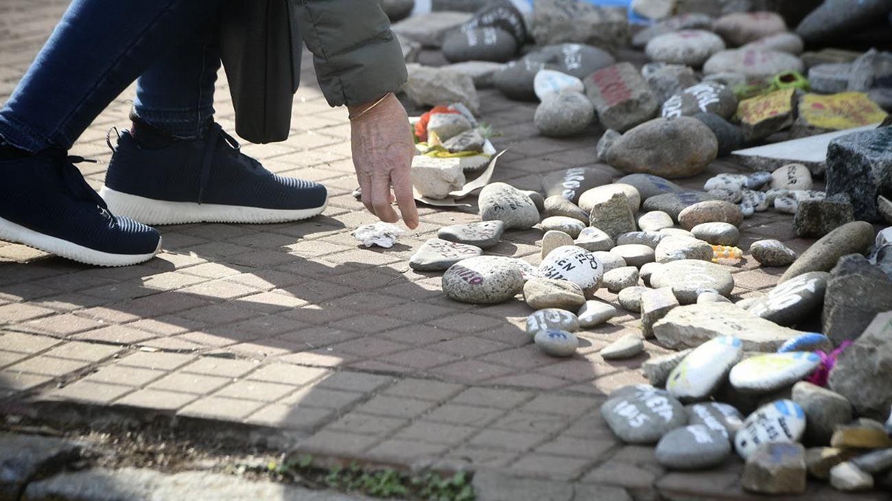 Marcha de las Piedras: el sentido y crítico homenaje a los muertos de la pandemia