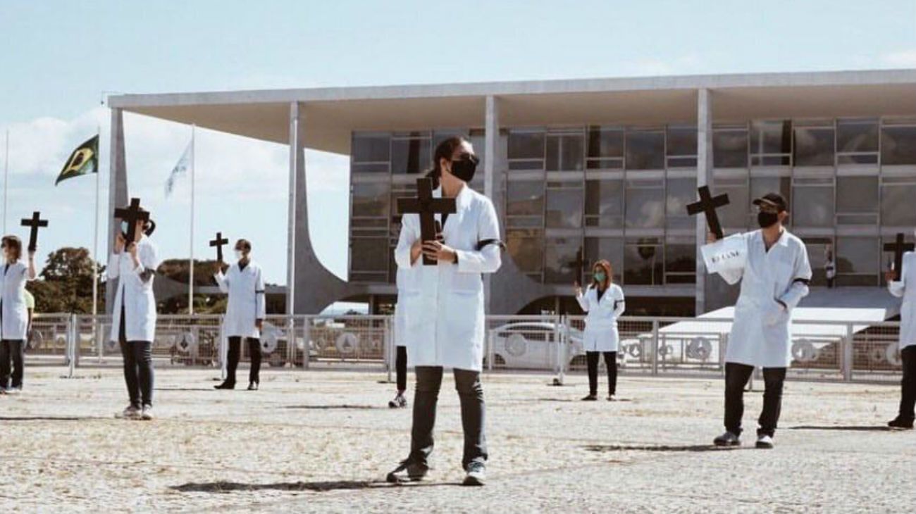 Coronavirus: bolsonaristas atacan una protesta de enfermeros en Brasilia