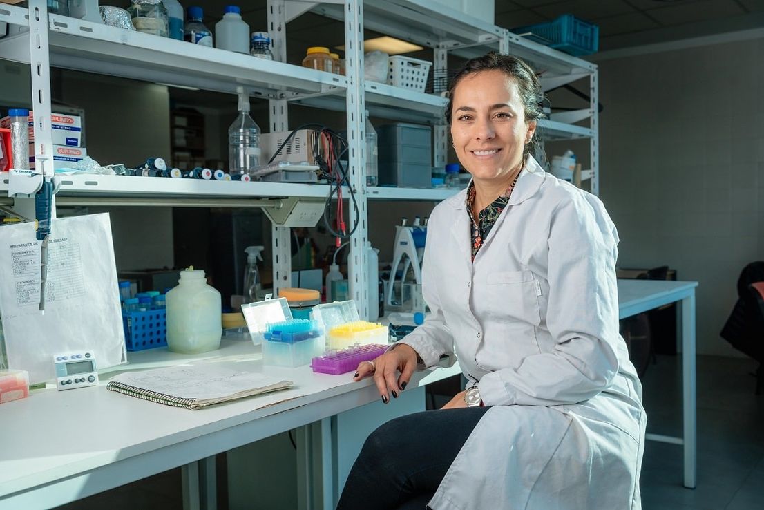 La científica que analiza el pasado de las bacterias para buscar claves del futuro biotecnológico