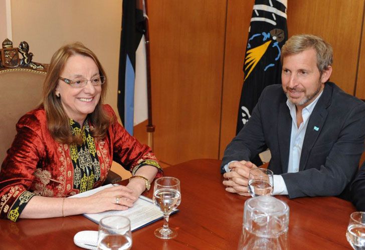 Agobiada, Alicia Kirchner va a pedirle fondos a Rogelio Frigerio