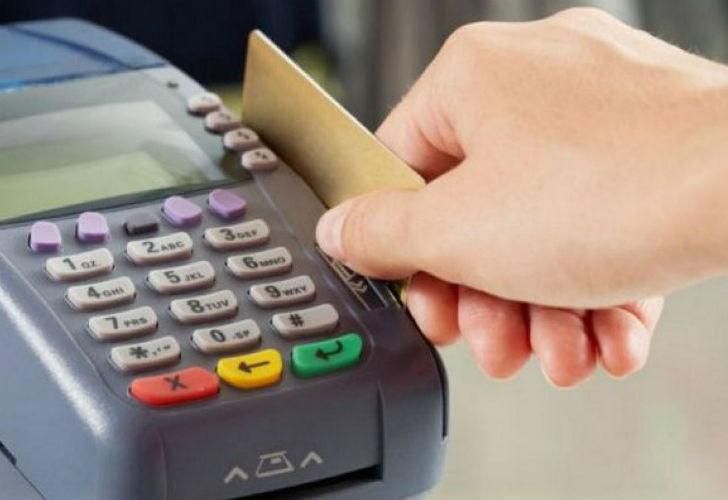 Desde este domingo, todos los comercios deberán aceptar pago con débito