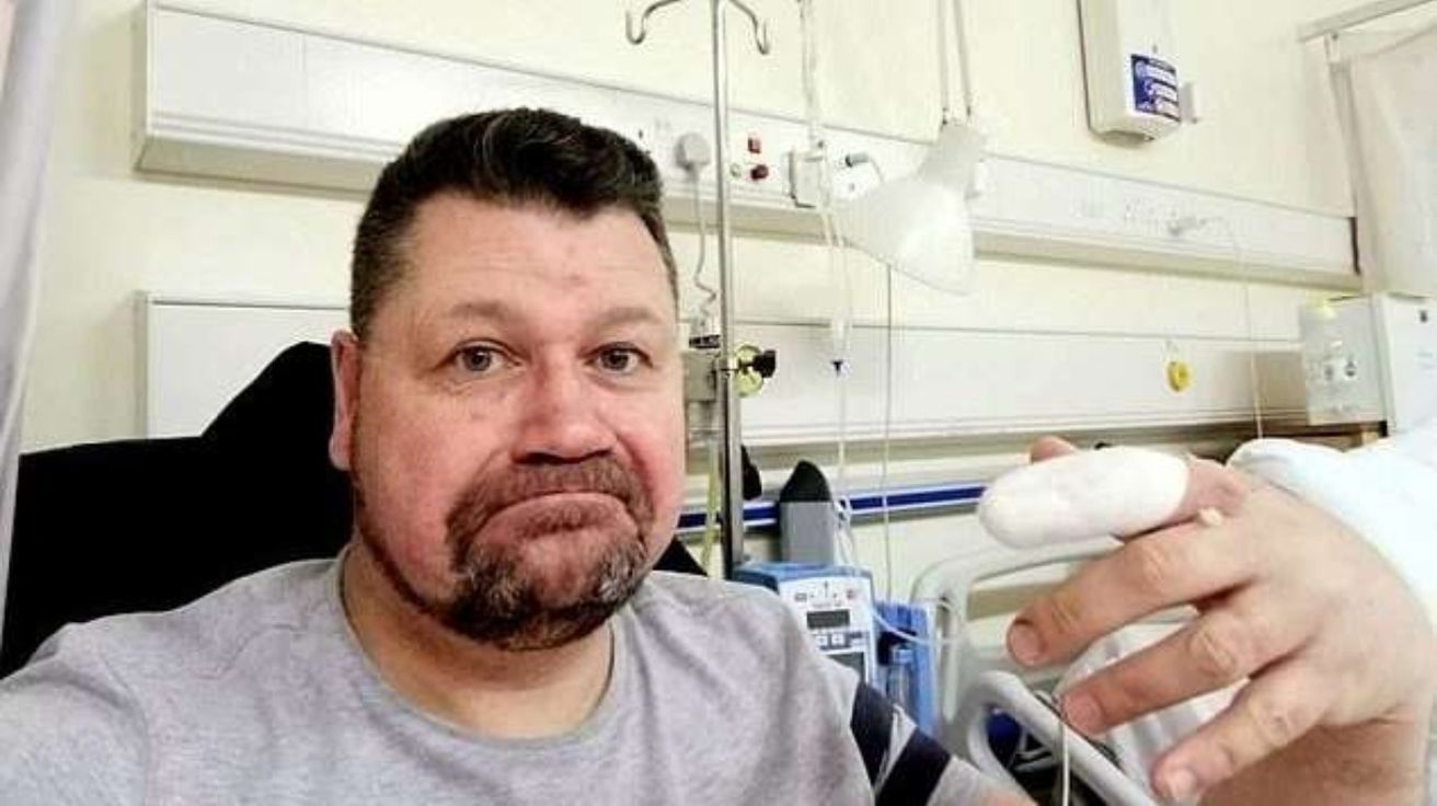 Se comía las uñas, contrajo una infección y casi pierde el brazo