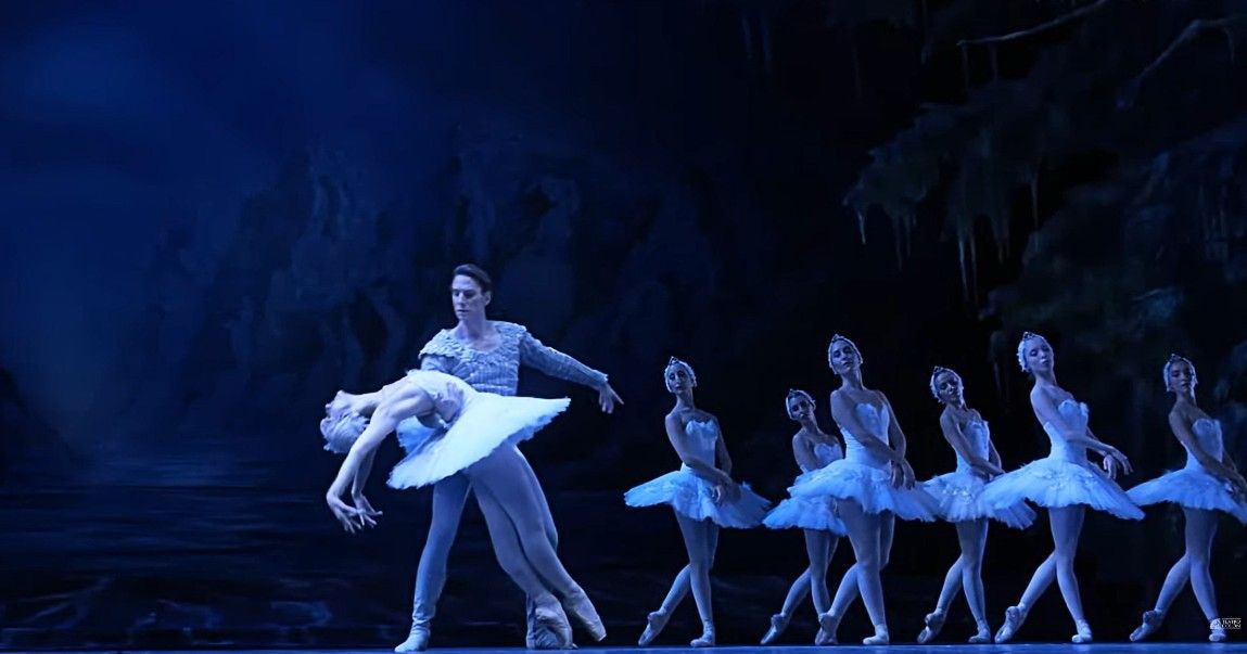 A sala llena y con streaming, el Teatro Colón estrenó El lago de los cisnes