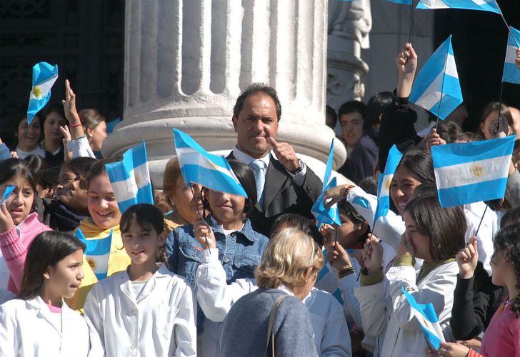 Scioli quiere más centros de estudiantes en escuelas para generar "participación política"