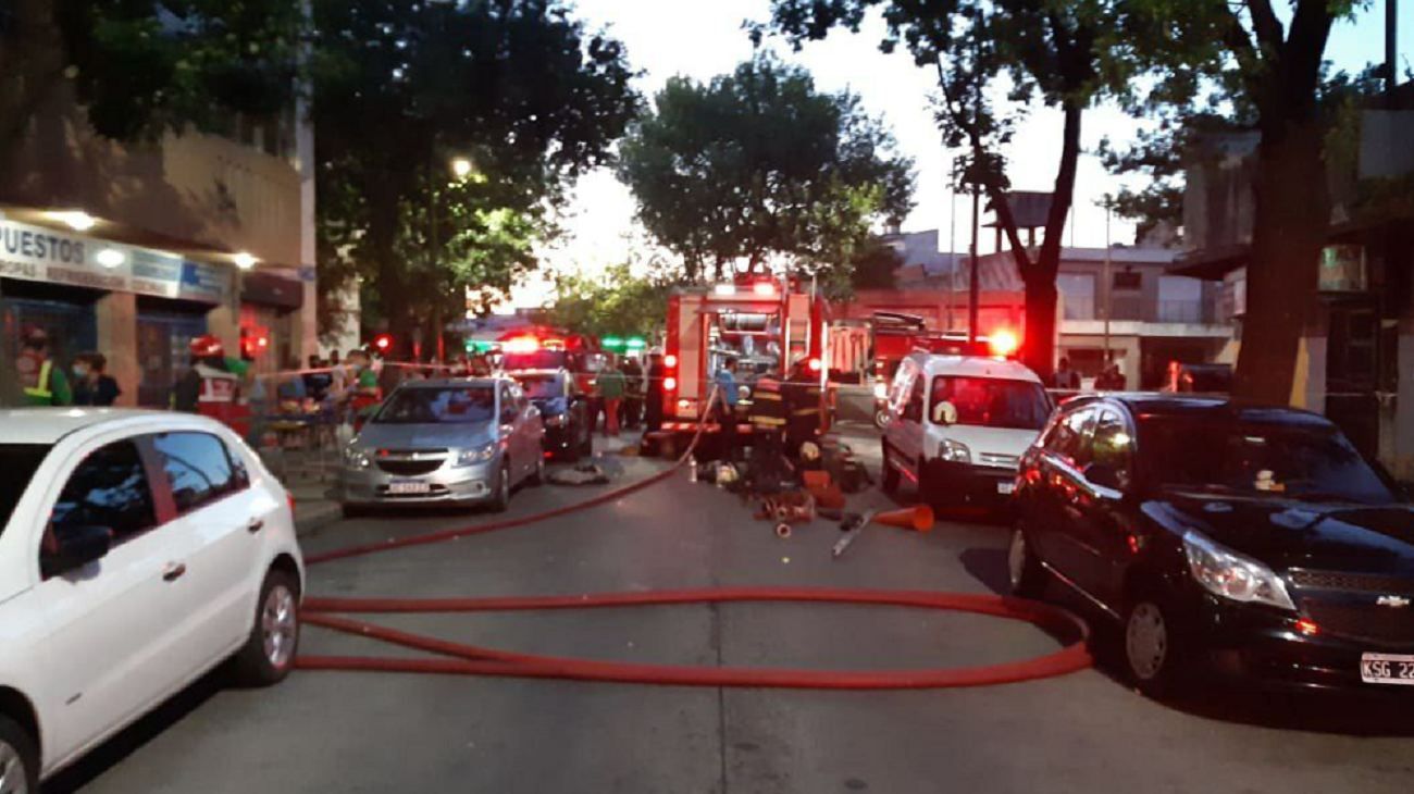 Bomberos porteños rescataron a 14 personas de un incendio en Nueva Pompeya