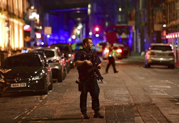 Alerta en Londres: ataques simultáneos dejan dos muertos y más de 20 heridos