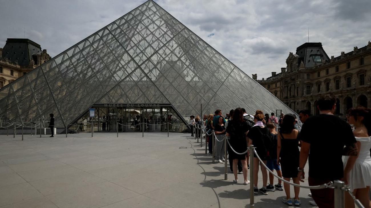 Huelga en el Louvre: cierre inesperado deja a miles de turistas sin acceso al museo más visitado del mundo
