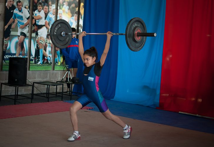Chicos de entre 6 y 12 años practican levantamiento de pesas
