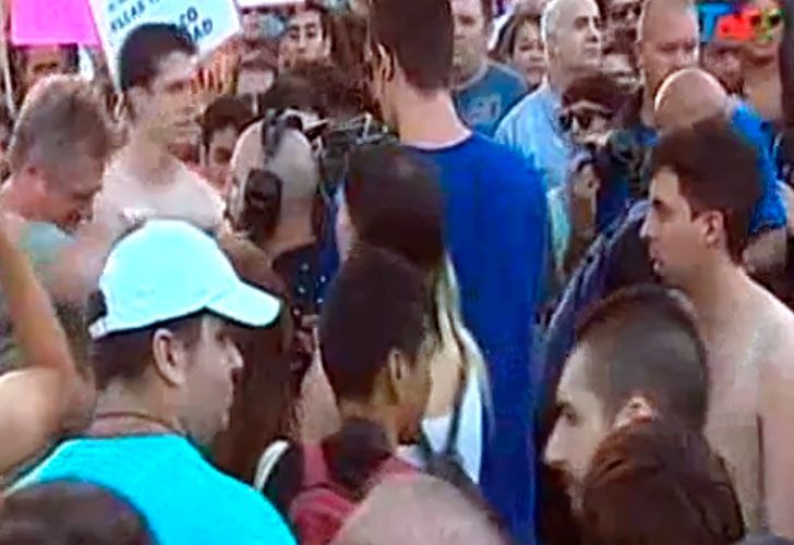 Video | Mujeres golpearon y echaron a un ayudante de cámara