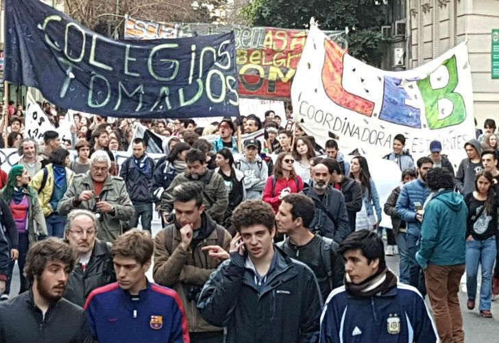 Funcionarios que no explican; líderes estudiantiles que no son solidarios