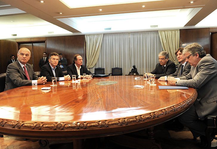 Macri y Boudou formalizaron el traspaso del subte