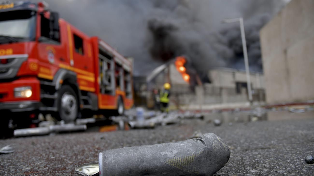Fotos y videos: un feroz incendio en Avellaneda afectó a cuatro fábricas