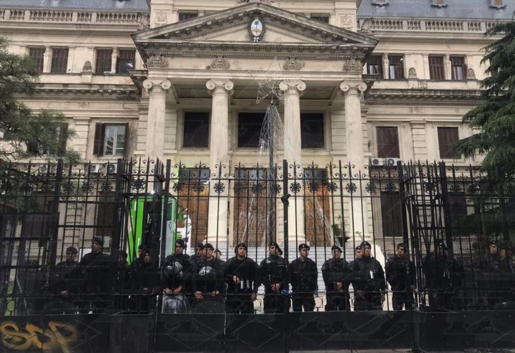 Militarizan la legislatura bonaerense mientras debaten cambios en las jubilaciones del Banco Provincia