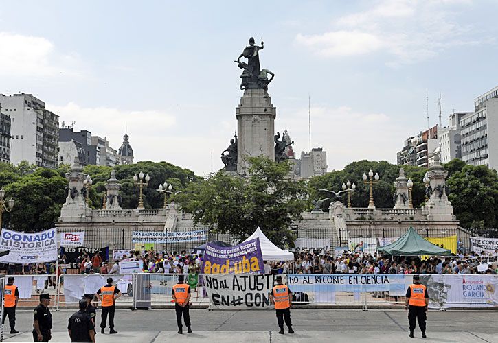 Crisis, reclamo social y caradurismo político