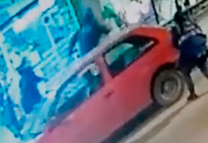 Brutal asalto a dos policías para robarle las armas