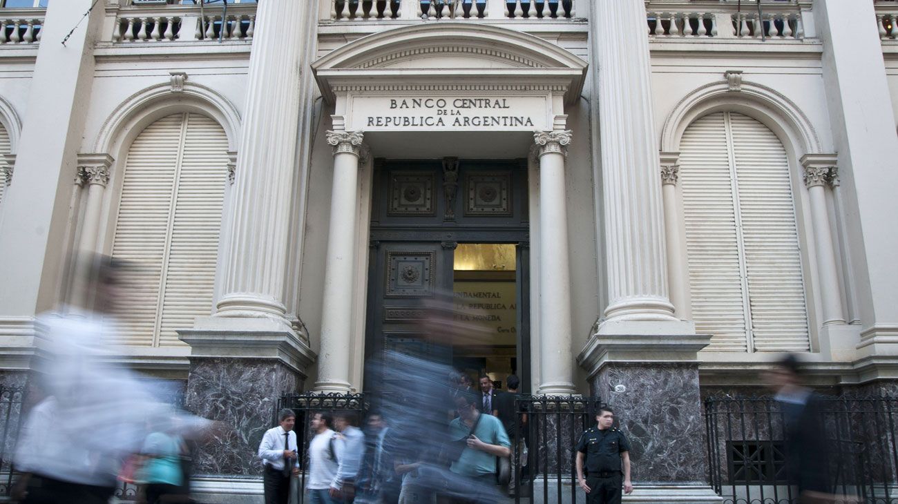 Prevén mayor presión sobre el dólar en los próximos días