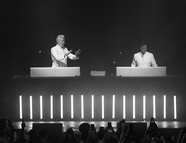 Polo & Pan presentó un show retrofuturista que transformó Buenos Aires en una pista psicodélica