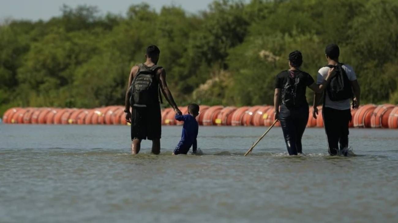 Hallaron un cadáver en el polémico "muro flotante" colocado en la frontera de Texas
