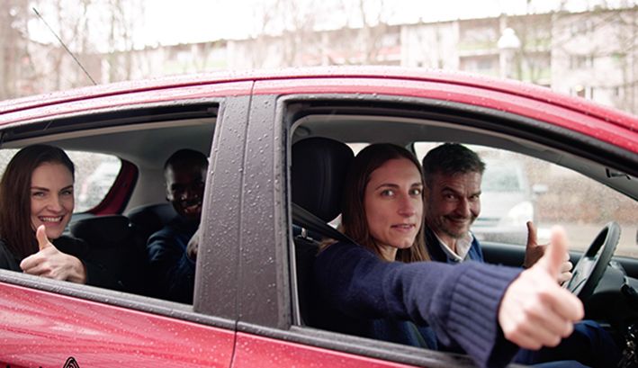 Crece la demanda de viajes compartidos en auto como una estrategia económica