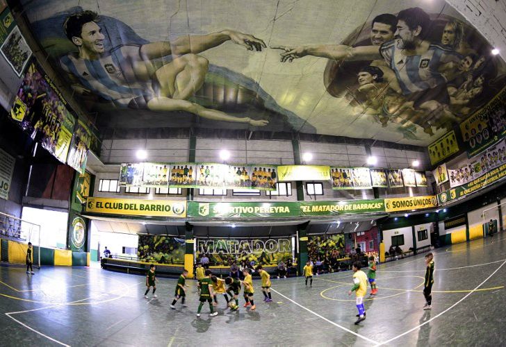Fotos | En la “Capilla Sixtina” de Barracas, Maradona es Dios y Messi es Adán