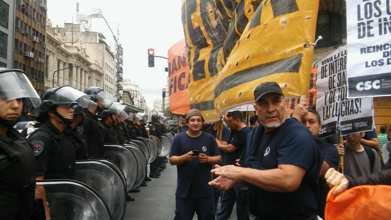 Tenso momento entre la Policía y manifestantes en Corrientes y Callao