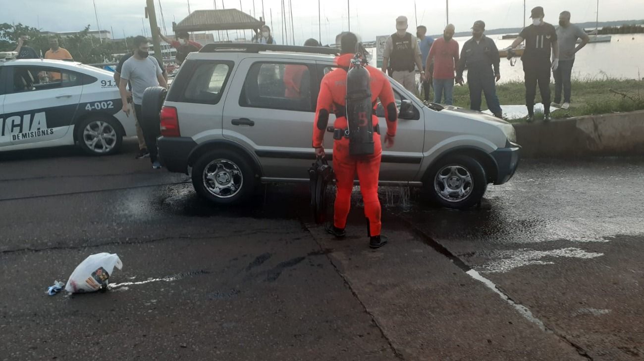 Misiones: sintió un golpe en su lancha y era una camioneta sumergida con un cadáver adentro