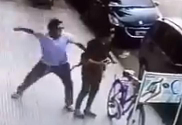 Piden ayuda para encontrar a un desconocido que atacó a una mujer en plena calle
