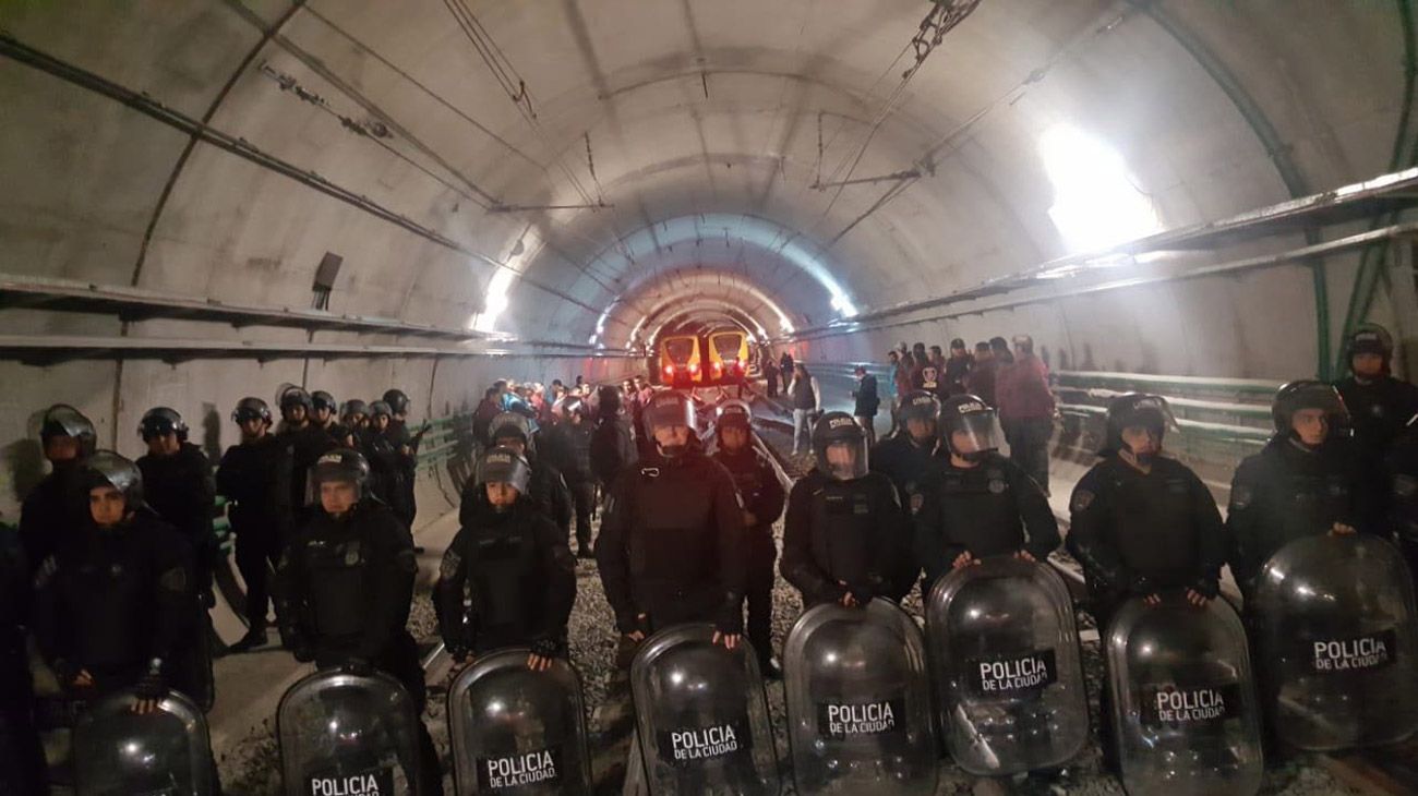 Video | Desalojo de metrodelegados que bloquearon las vías del subte