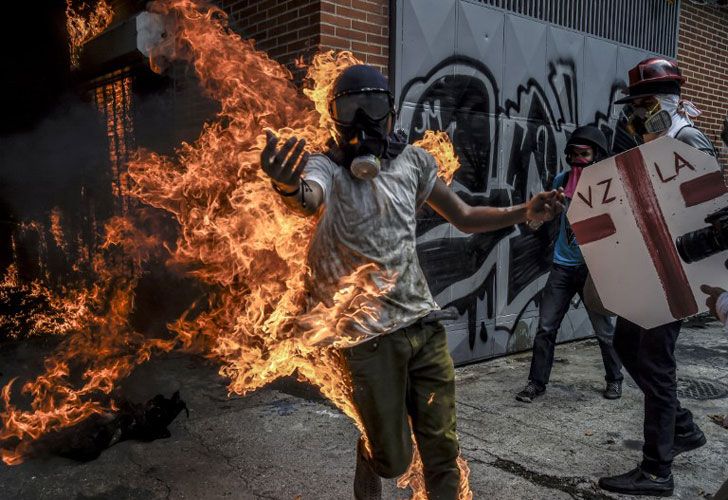 Prenden fuego a un hombre durante una protesta en Venezuela