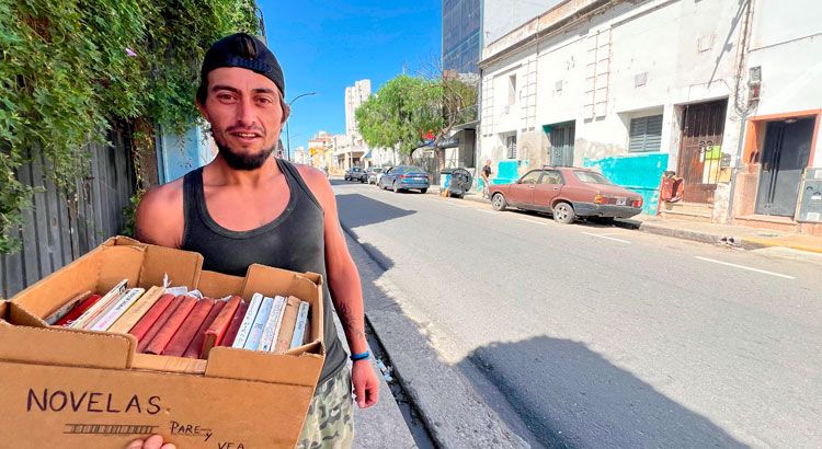 Córdoba: un naranjita vende libros en la calle para subsistir