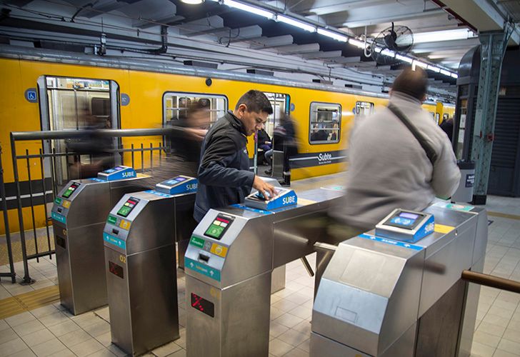 En mayo llegan más aumentos: suben las tarifas del subte y del agua