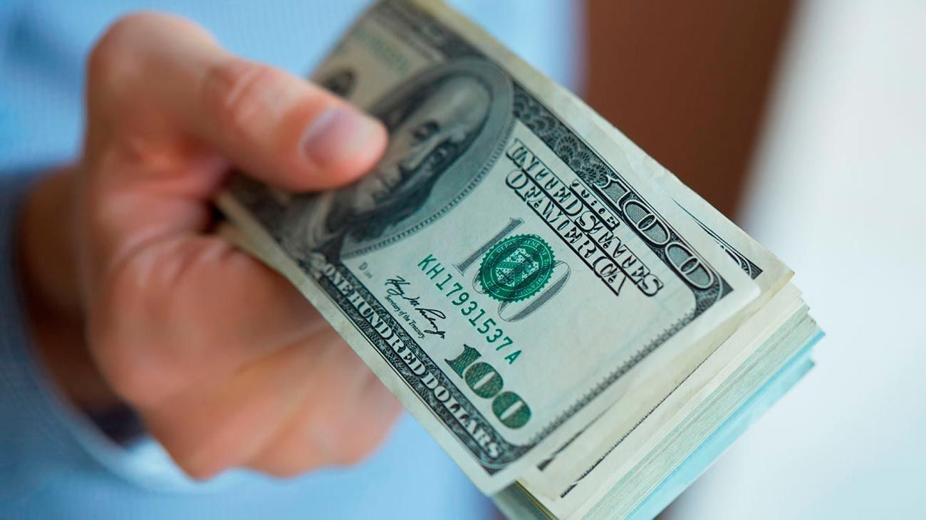 El dólar blue cerró a $1180 para la compra y $1200 para la venta