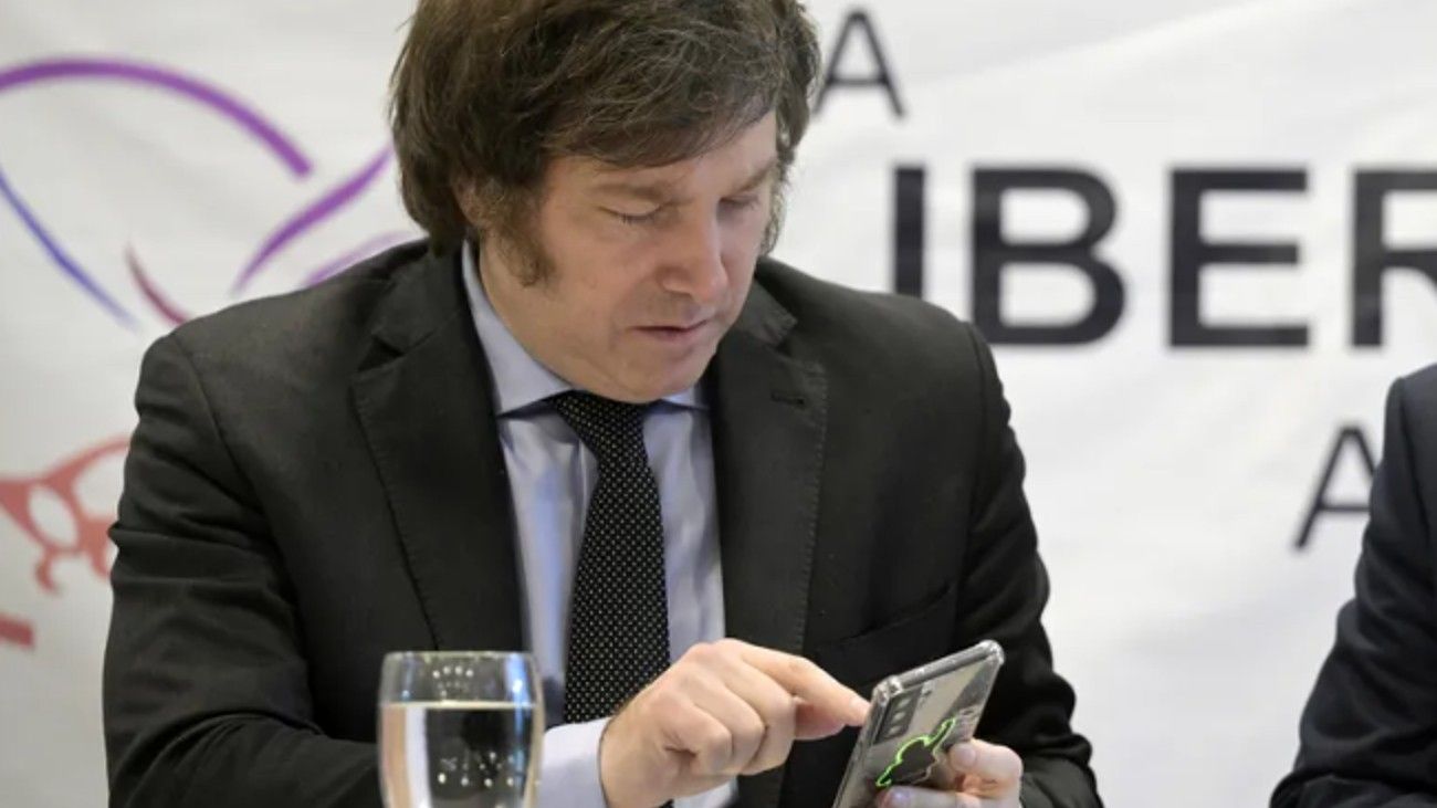 Javier Milei descargó una catarata de tuits contra Gustavo Petro, López Obrador, Clarín y Cocineros Argentinos