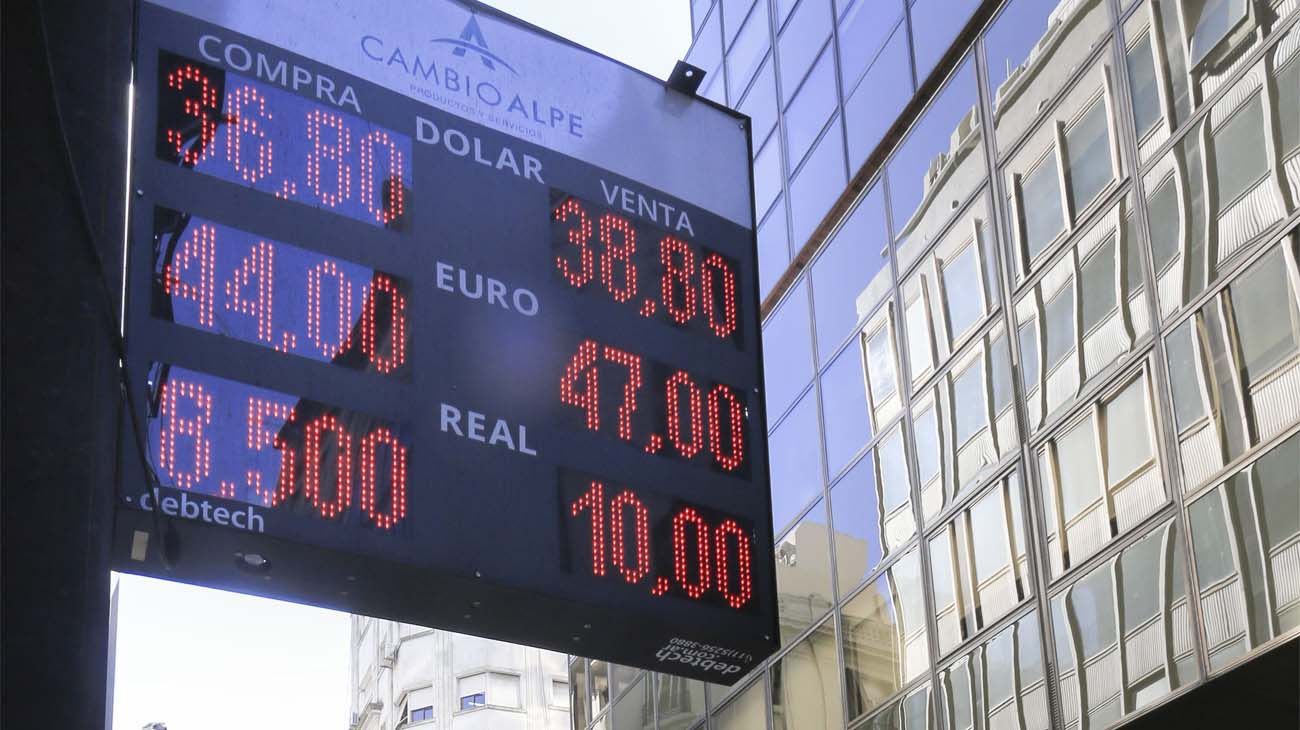 El dólar se mantuvo estable y cerró al mismo precio del lunes