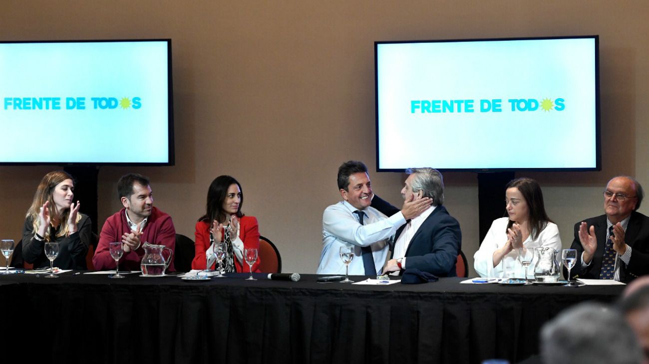 Massa reunió a su tropa en un hotel porteño y largó la campaña