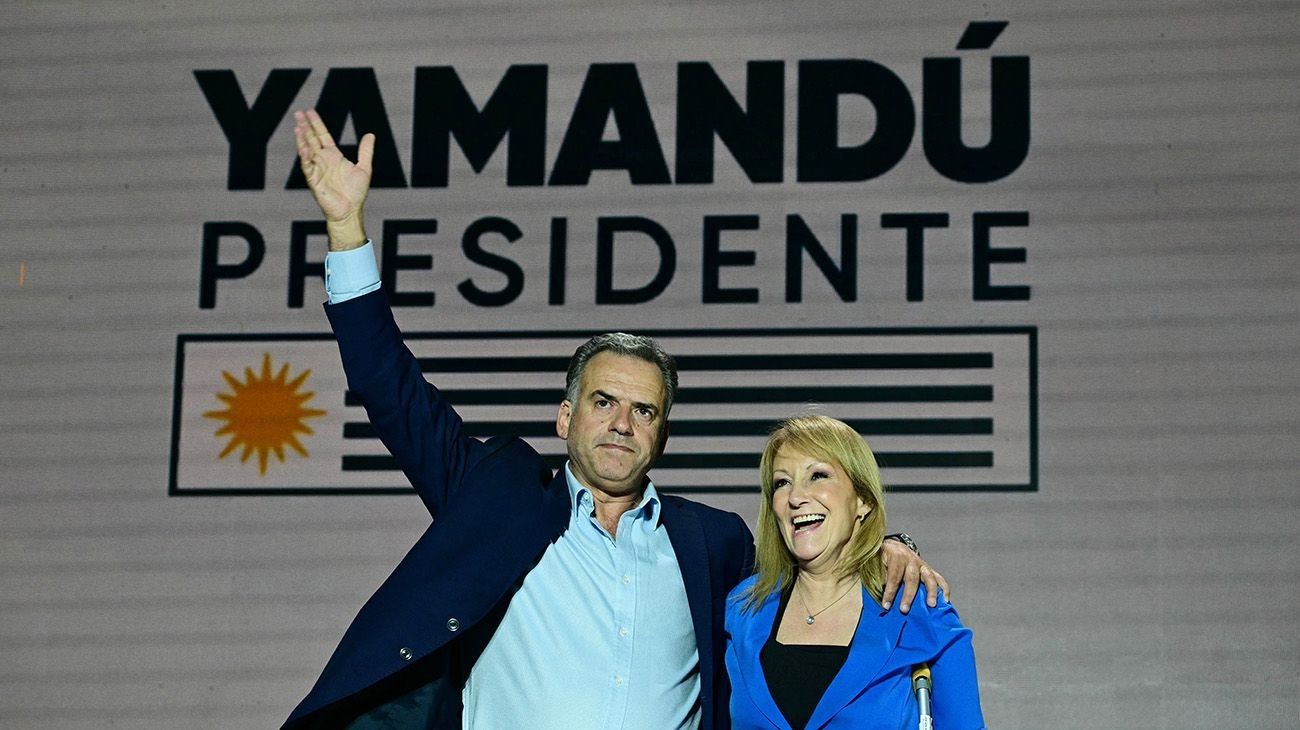 Uruguay: los candidatos presidenciales Orsi y Delgado cerraron sus campañas