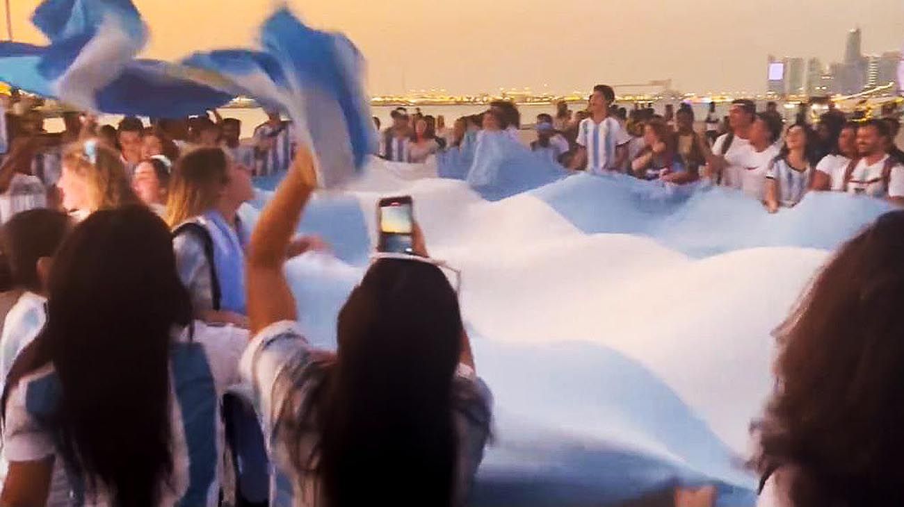 Hinchas argentinos realizaron el primer banderazo en Qatar