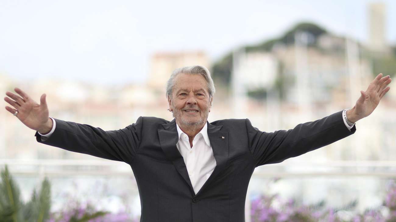 Mínima lista de invitados, sin celulares y nada de drones: el funeral casi secreto de Alain Delon