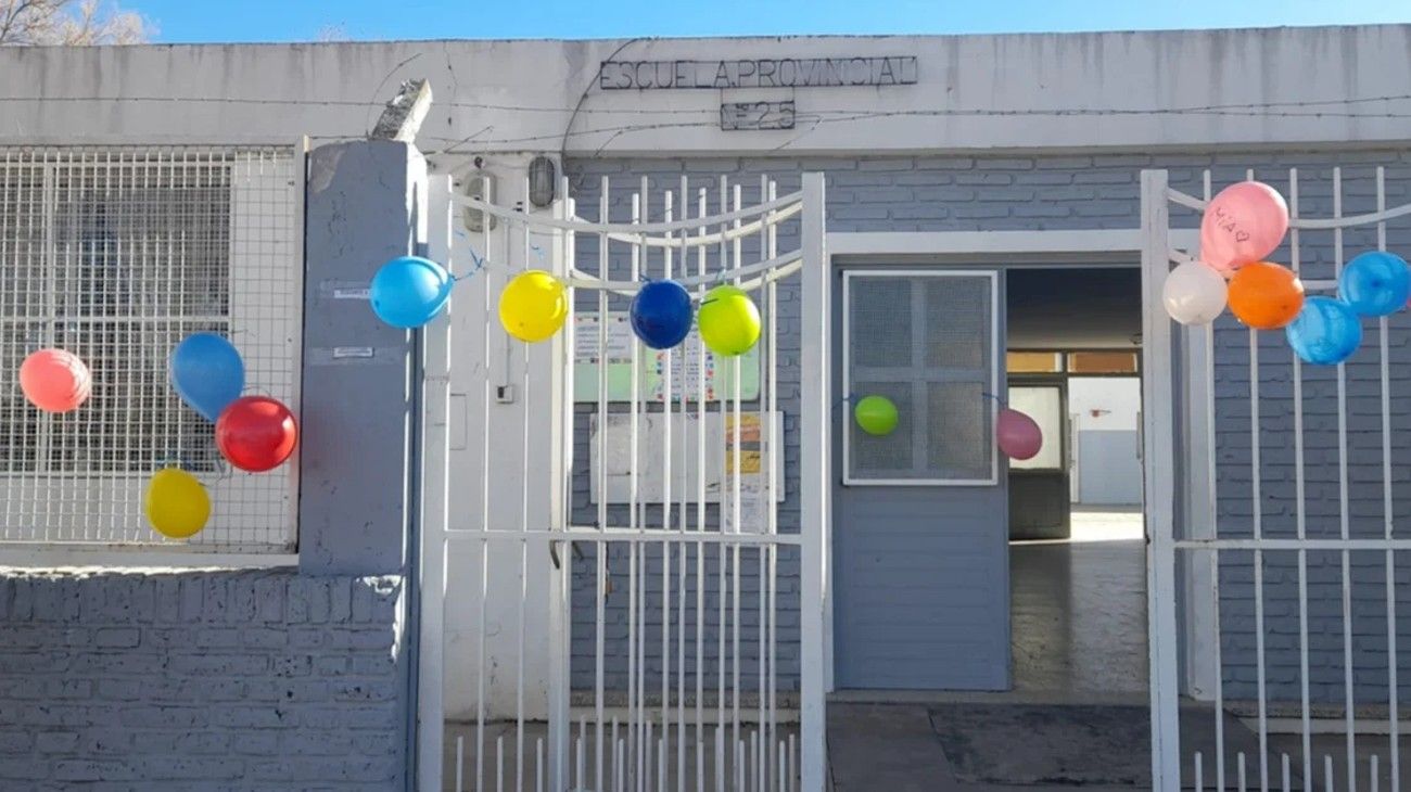 "Sacate la capucha", pidió la maestra: el alumno, de 12 años, le rompió la mandíbula de una trompada